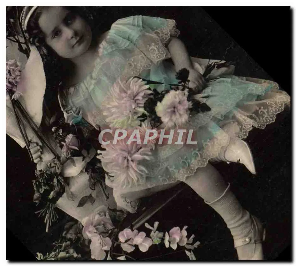 Menina pequena em vestido de renda — com buquê de flores — editor desconhecido - Frente