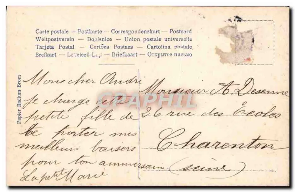 Menina pequena em vestido de renda — com buquê de flores — editor desconhecido - Verso