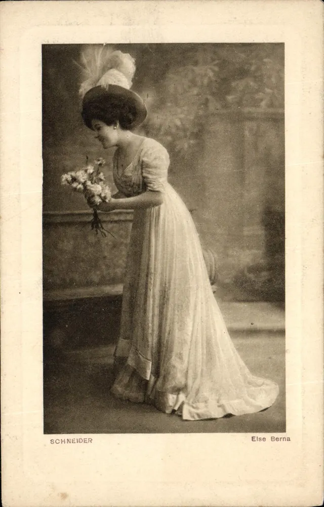 Frau in langer Robe und Hut mit Feder — Schneider, Else Berna — Serie Nr. 2271 - Vorderseite