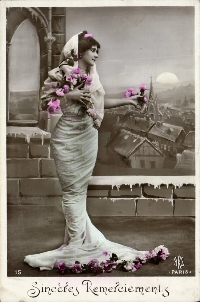 Frau in weißem Kleid mit Blumen — Stadtbild mit Mond — ARS PARIS n°15 - Vorderseite