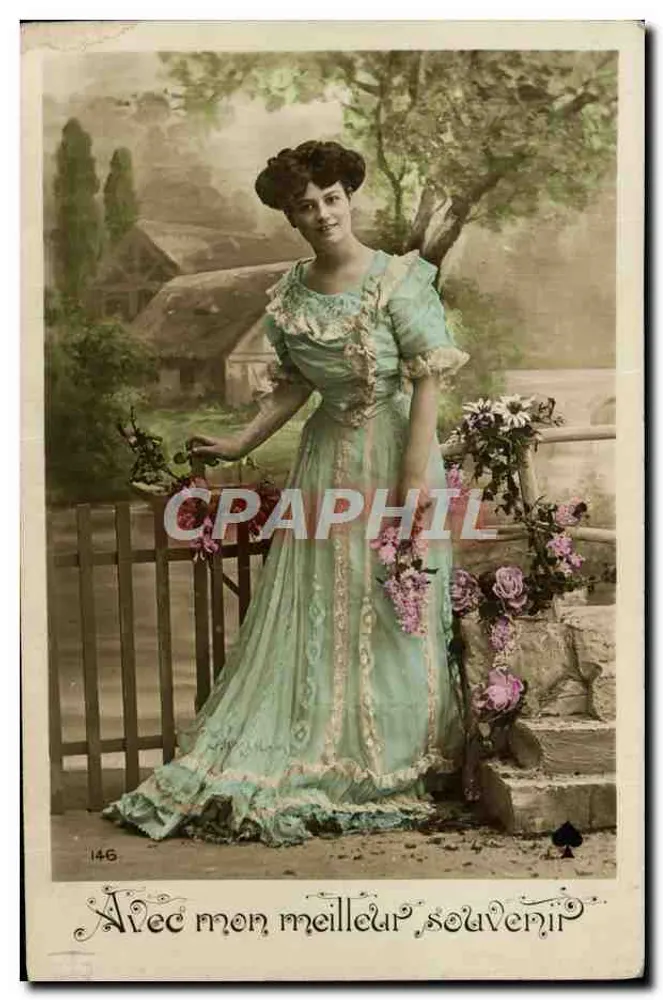 Jeune femme en robe bleu pâle — décor de jardin — n° 146 - Recto
