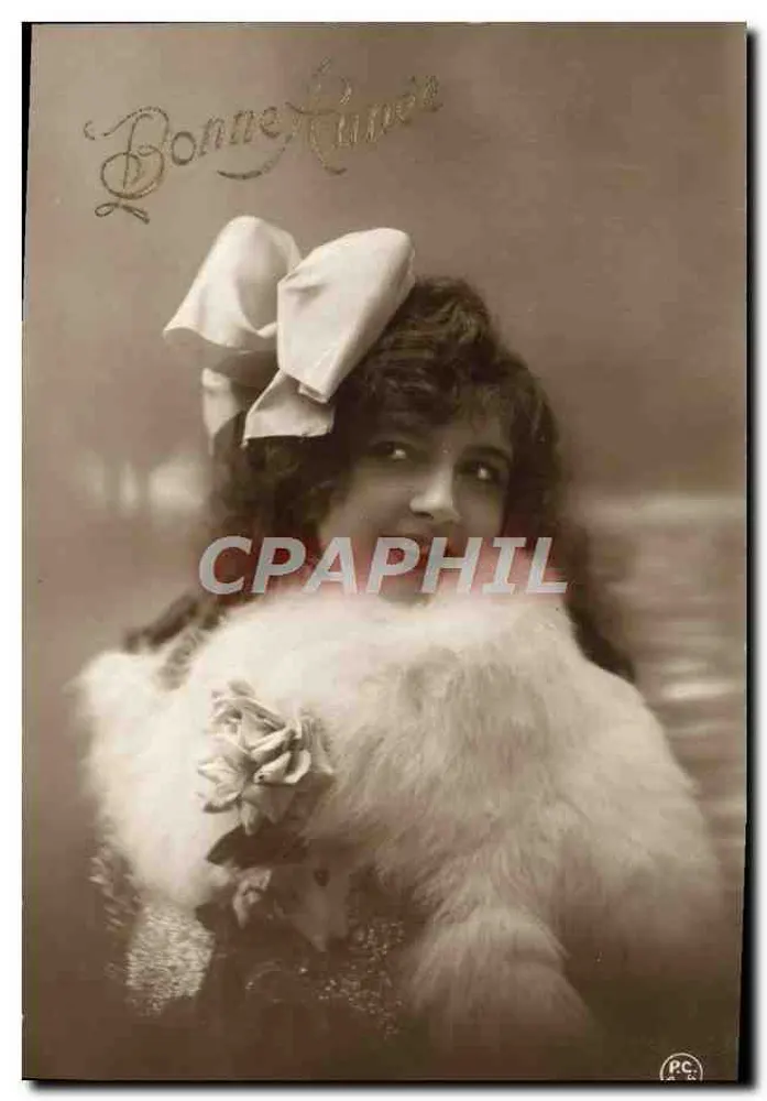 Mulher jovem de pele de animal — Boa Ano — P-C Paris - Frente