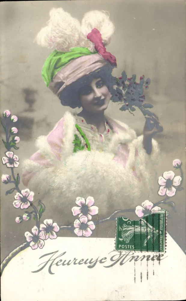 Femme en costume coloré — Heureuse Année — Éditeur non visible, n° de série non lisible - Recto