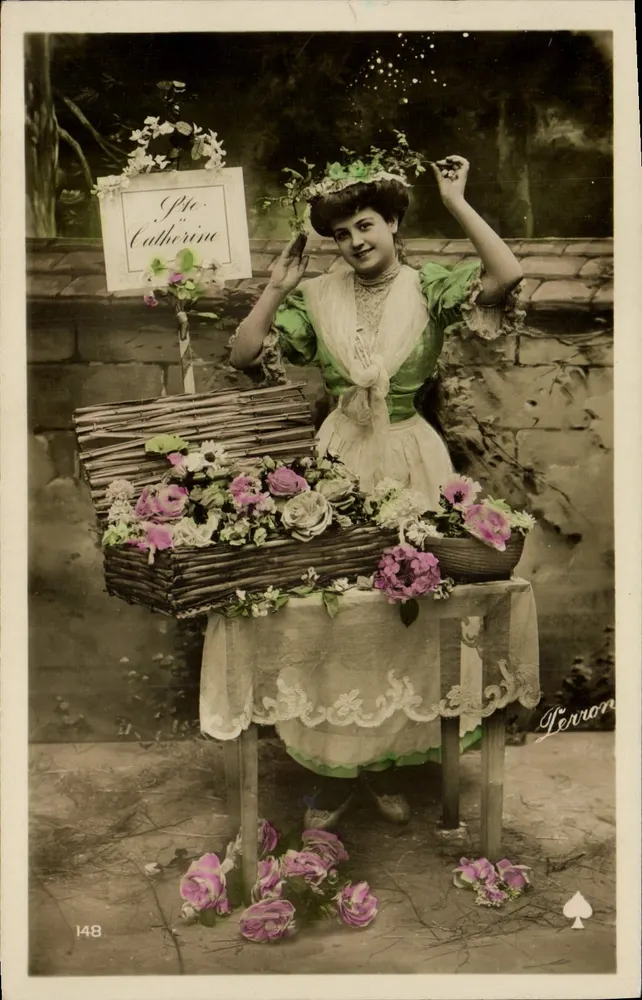 Femme en robe verte vendant des fleurs — Pte Catherine — Perron, n°148 - Recto