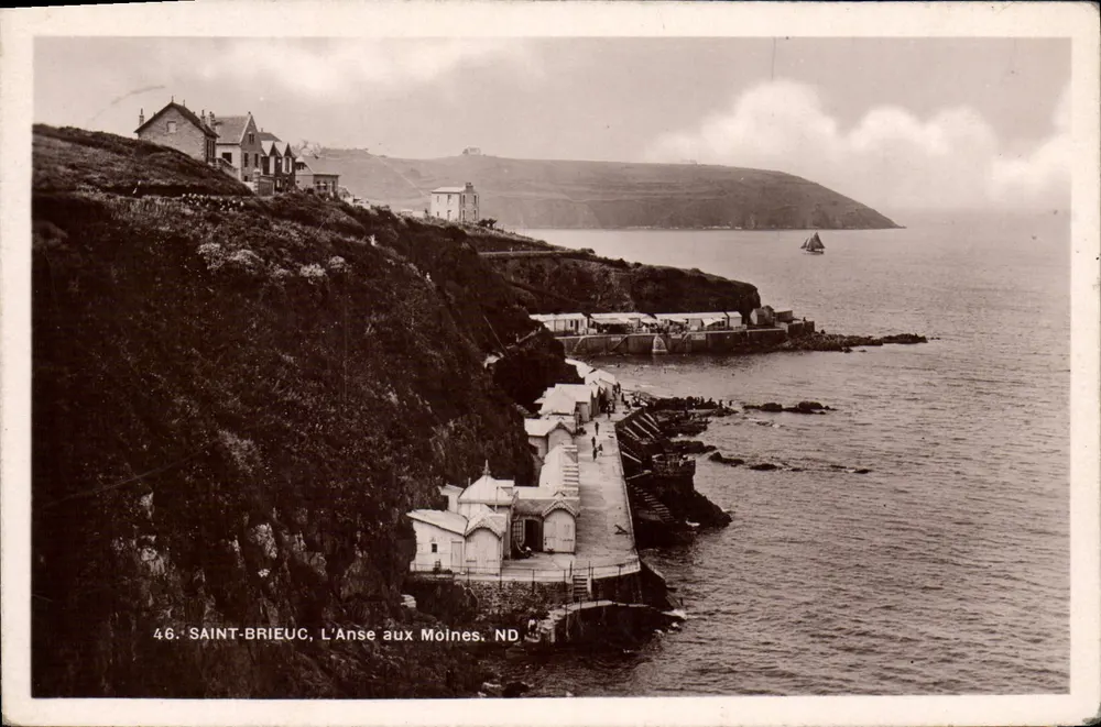 Saint-Brieuc, L'Anse aux Molines — vista do porto e do farol — editor ND, n° 46 - Frente