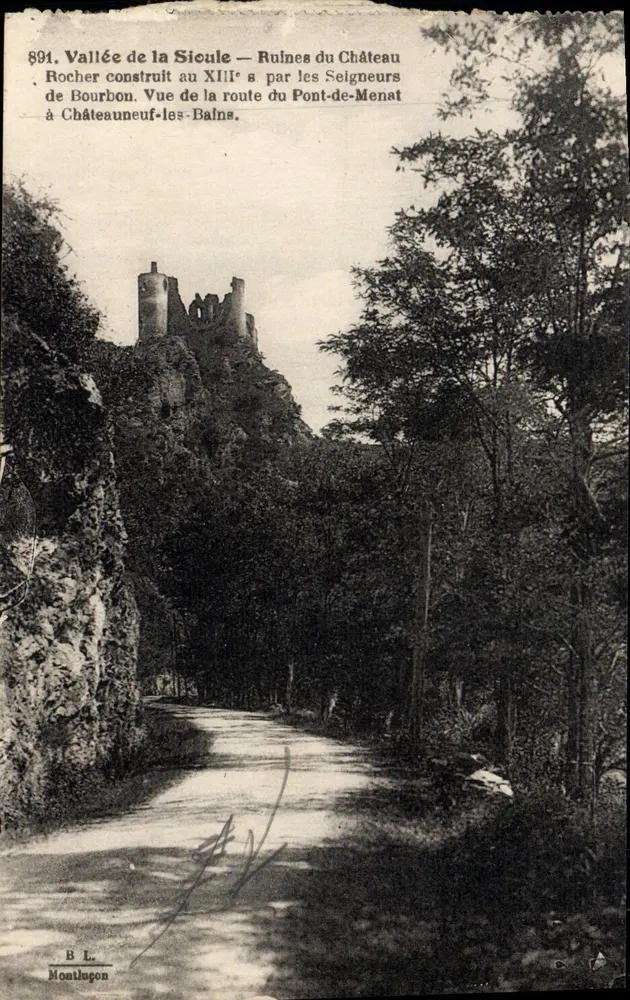 Vale da Sioule — Ruínas do Castelo — Rocha construída no século XII pelos Senhores de Bourbon. Vista da estrada do Pont-de-Menat a Châteauneuf-les-Bains. - Frente
