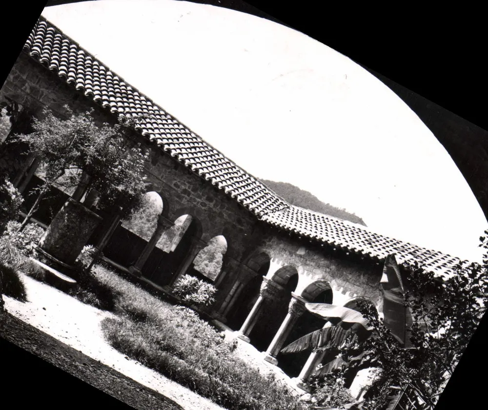 O Claustro — Saint-Bertrand-de-Comminges — Les Éditions d'Art - Frente