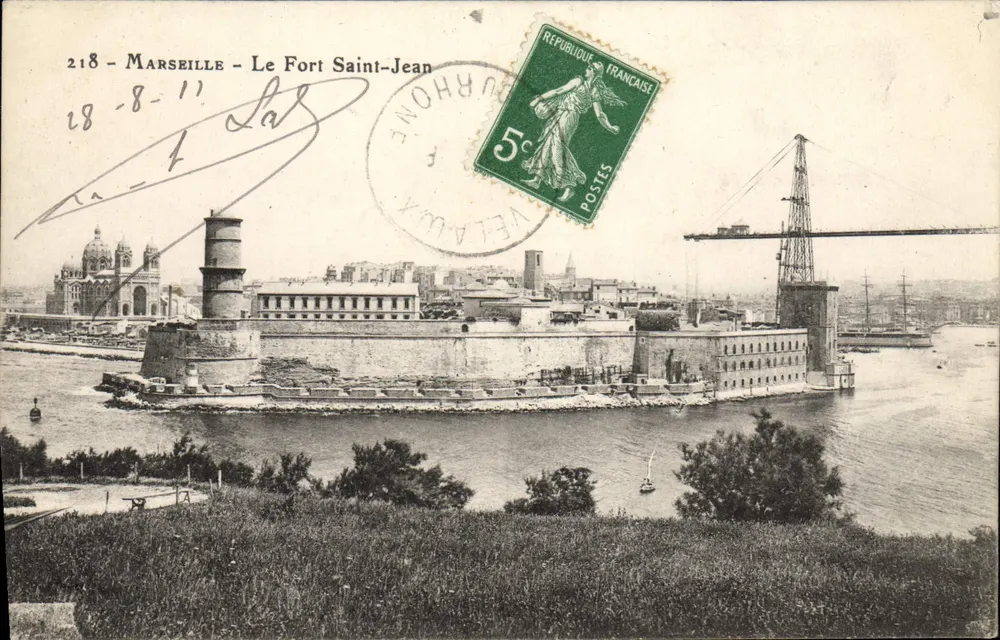 Marseille - O Forte Saint-Jean — vista do porto com a basílica Nossa Senhora da Garoupe em segundo plano — editor desconhecido, n° 218 - Frente