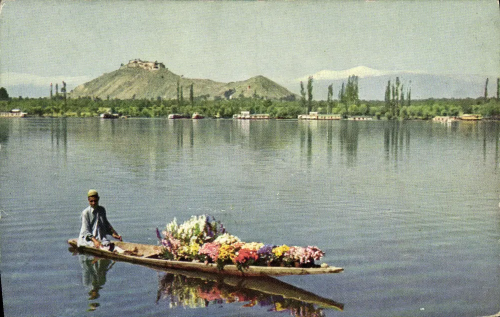 Lago Dal, Srinagar, Cachemira — vista com um homem em barco com flores — número de série não visível - Frente