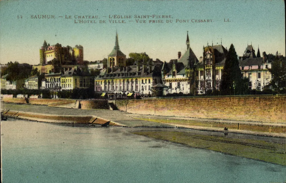 Saumur — O Castelo, A Igreja de São Pedro, O Hôtel de Ville — Vista tirada do Pont Cessart — LL - Frente