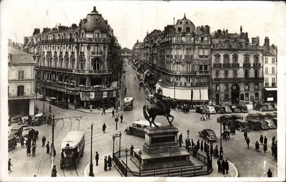 Orléans - Place du Martroi — vista da praça com estátua equestre e bondinho — Impressão na França - Frente