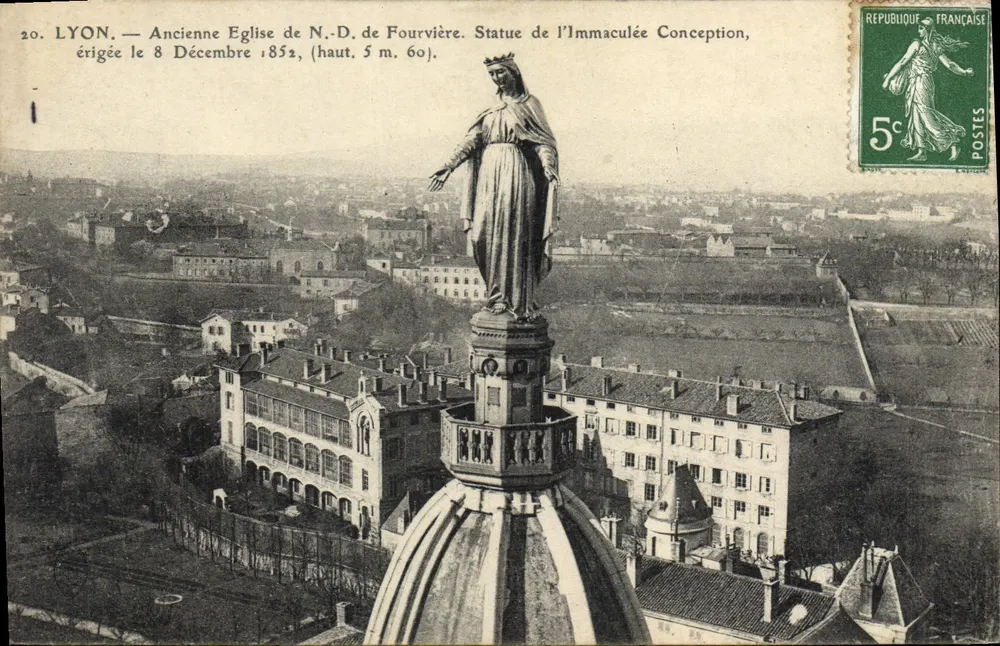 LYON — Starsza Katedra NMP Fourvière. Statua Niepomylnej Konstytucji, wybudowana 8 Grudnia 1852 r. (wysokość 5 m. 60) - Awers