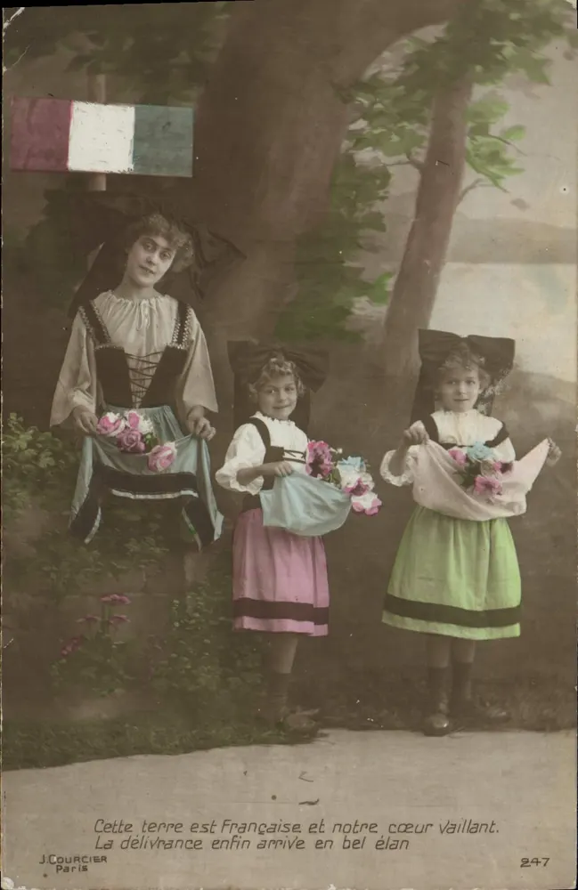 Drei junge Mädchen in traditionellem Kleid — J. Courcier Paris n°247 - Vorderseite