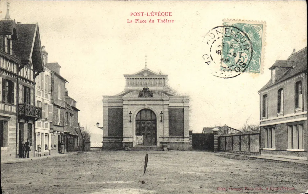 Pont-l'Évêque — La Place du Théâtre — Chiche Granges, Phot. Lab. à Pont-l'Évêque - Recto