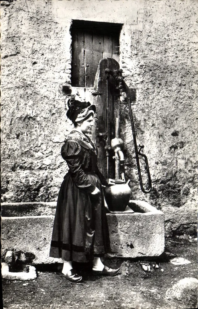 Mulher na bomba de água — Bourbon-L'Archambault — Réal-Photo - Frente