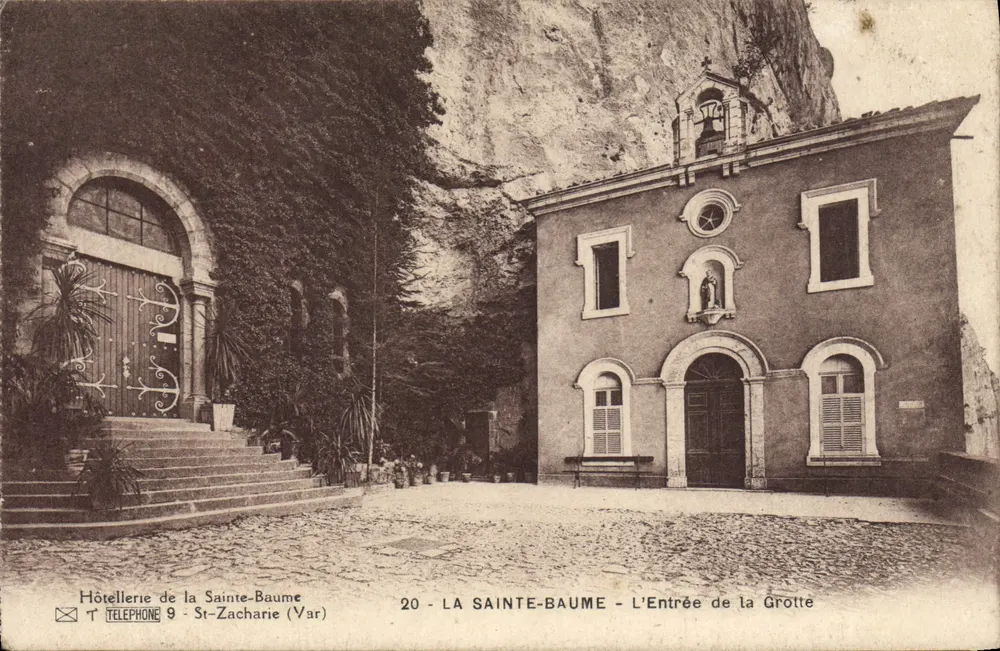 Santa Bauma — A Entrada da Gruta — Hótel da Santa Bauma, São Zacário (Var) - Frente