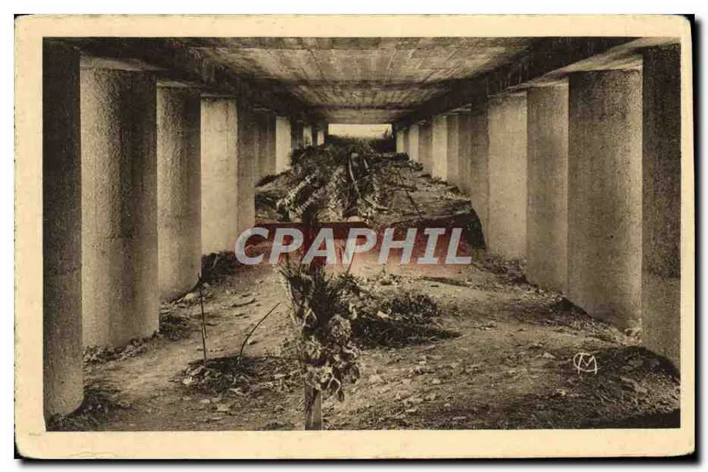 Monument der Bayonettschlucht — Innensicht — Ossuaire de Douaumont - Vorderseite