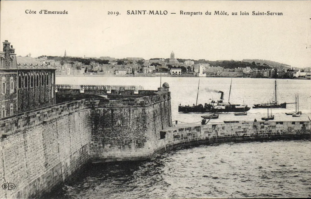 Saint-Malo — Remparts du Môle, Saint-Servan im Hintergrund — Côte d’Emergeaude, Verlag E.D., Nr. 2019 - Vorderseite