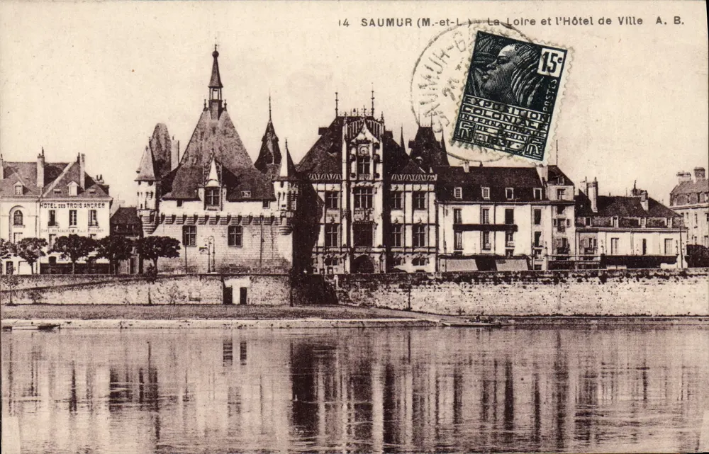 Saumur (M.-et-L.) — Ansicht der Loire und des Rathauses — Verlag A.B. - Vorderseite