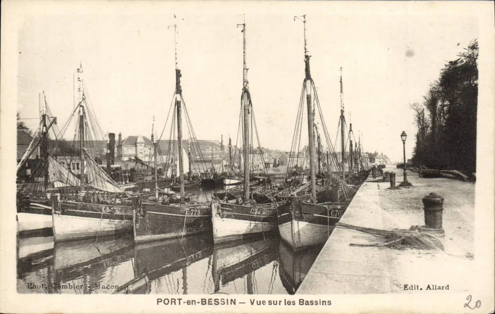 PORT-en-BESSIN — Blick auf die Becken — Photo Combier Macon, Edit. Allard - Vorderseite