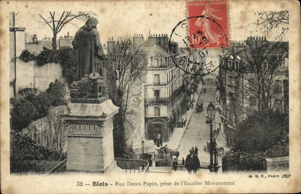 Bleis - Rue Denis Papin, Aufnahme vom Monumentalen Treppenaufgang — Statue auf Sockel, Verlag B.F. PARIS, Nr. 32 - Vorderseite