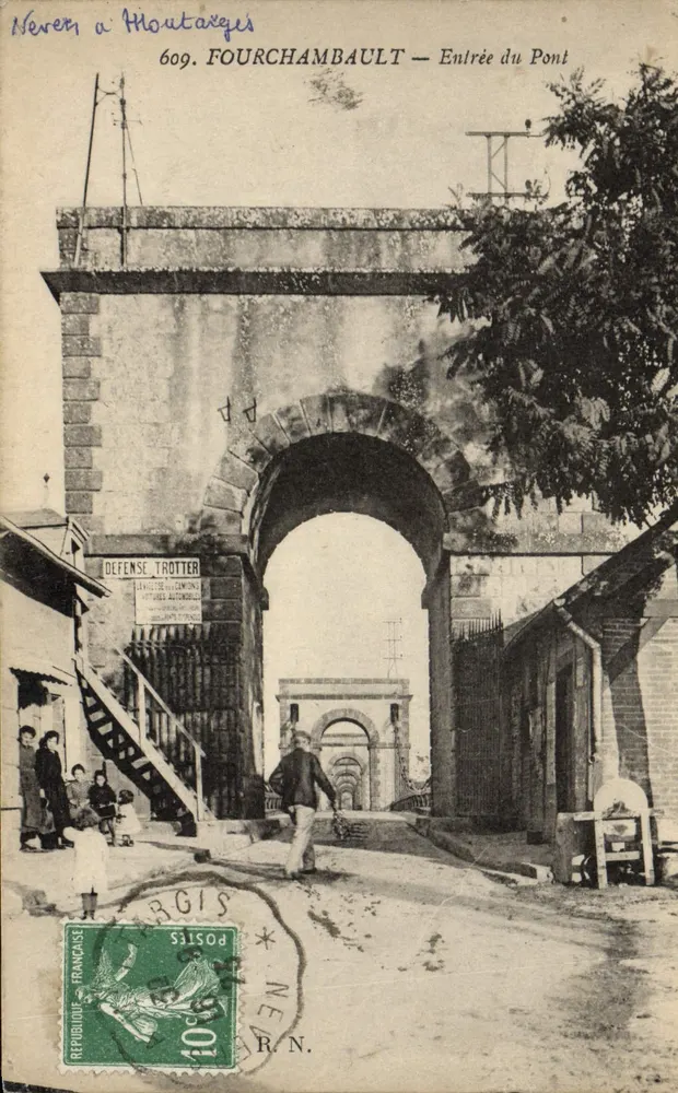 फोर्चम्बॉल्ट — पोंट के प्रवेश द्वार — डेफेंस ट्रॉटर - आगे
