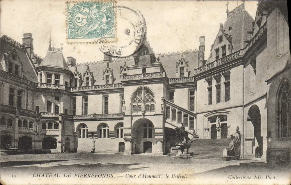 Castelo de Pierrefonds — Cour d'Honneur, o Sino — Coleções ND. Fot. - Frente