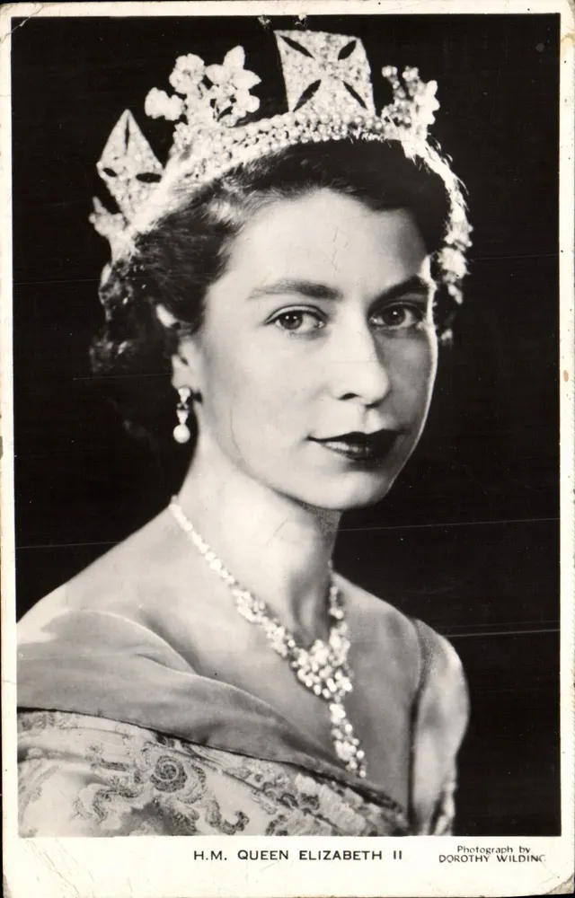 H.M. Queen Elizabeth II — portrait en noir et blanc avec couronne et collier — photographie de DOROTHY WILDINC - Frente