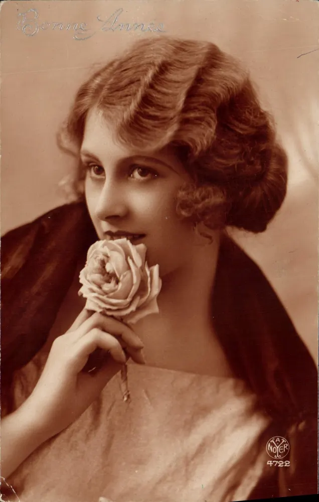 Junge Frau mit einer Rose — Frohe Neujahr — Noyer, Nr. 4722 - Vorderseite