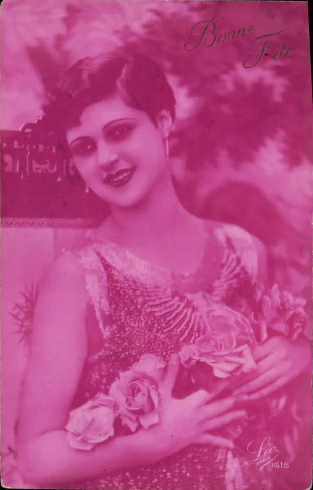 Junge Frau in glitzerndem Kleid — mit Rosenstrauß — Verlag Léo, Paris, Nr. 1615 - Vorderseite