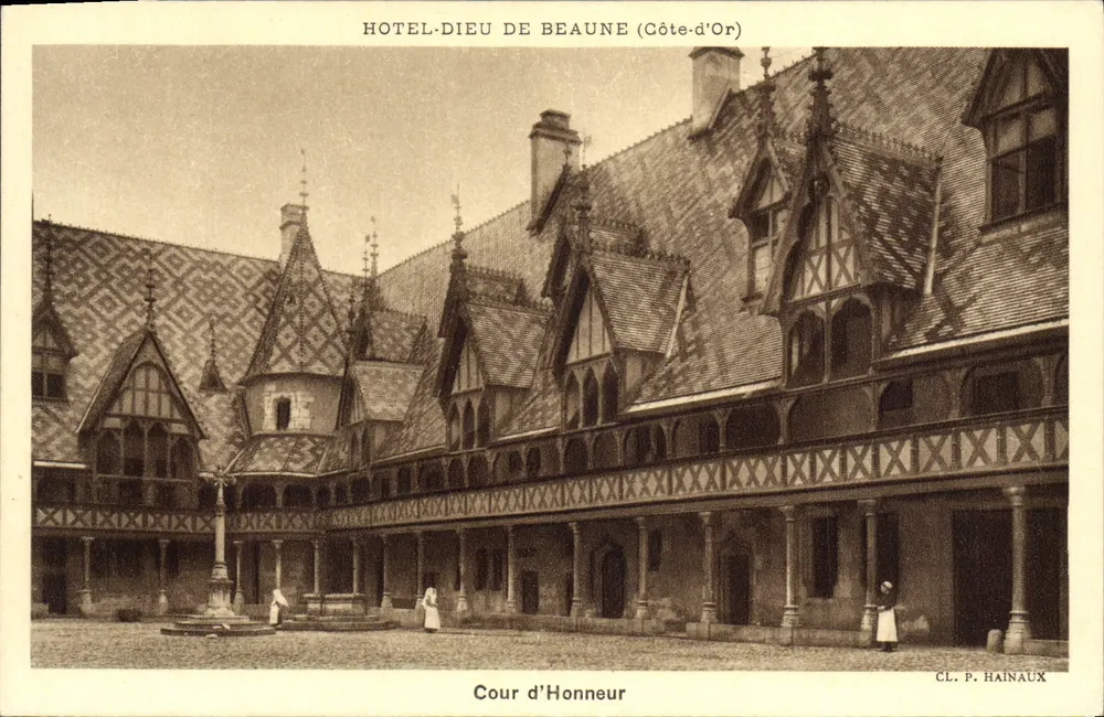 Hôtel-Dieu de Beaune — Cour d'Honneur — CL. P. HAINAUX - Frente