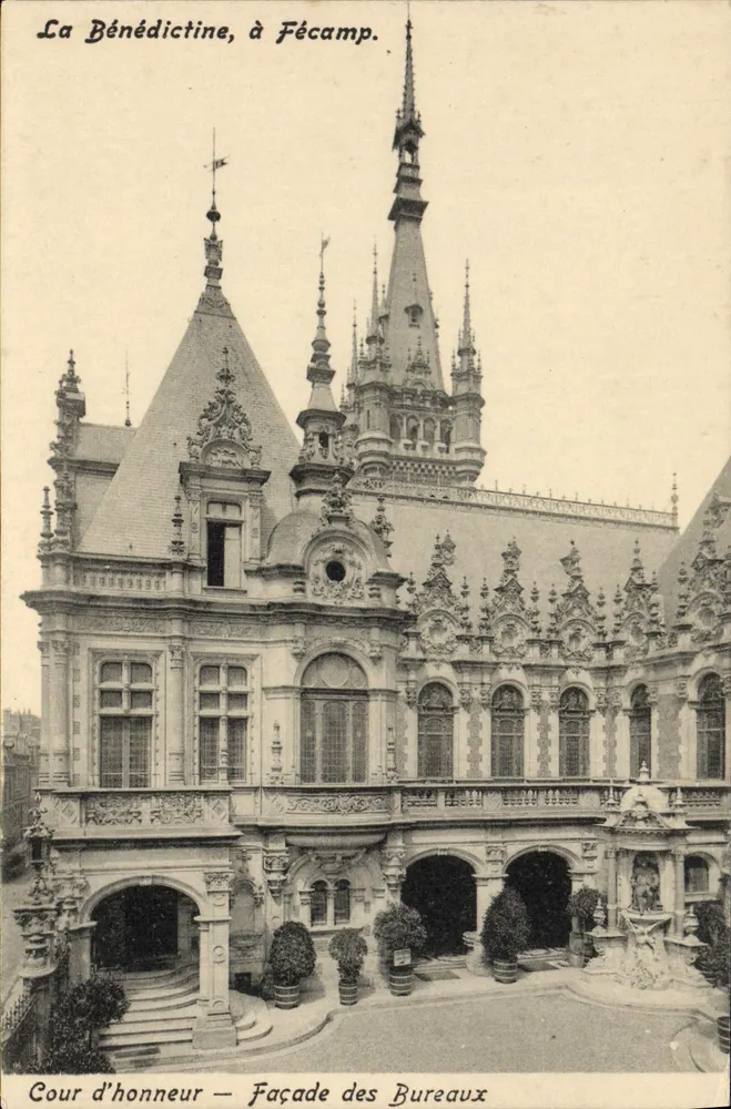 La Bénédictine, in Fécamp — Cour d'honneur — Fassade der Büros - Vorderseite