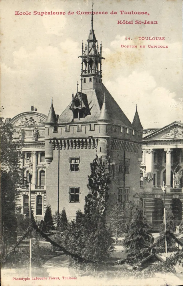 Escola Superior de Comércio de Toulouse — Hotel Saint-Jean — Donjon do Capitole - Frente