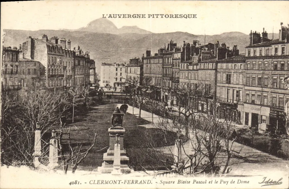 Clermont-Ferrand — Square Blaise Pascal e o Puy de Dôme — A Auvergne pitoresca, editor Idsalo, n° 4081 - Frente