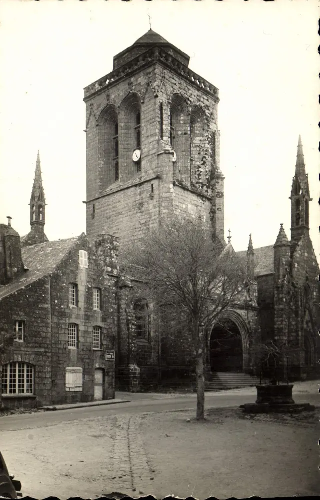 A igreja de Locronan — vista da torre e do campanário — Ed. P. Briland, Auray - Frente