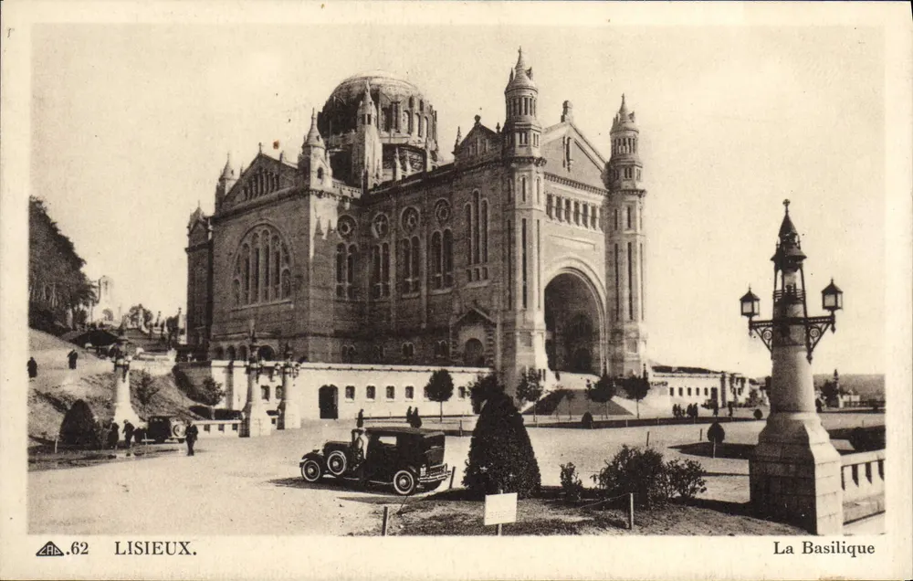 Lisieux — A Basílica - Frente