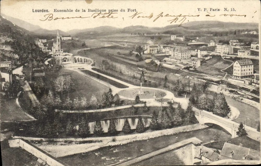 Lourdes. Vista da Basílica capturada do Forte — V. P. Paris N. 15. - Frente