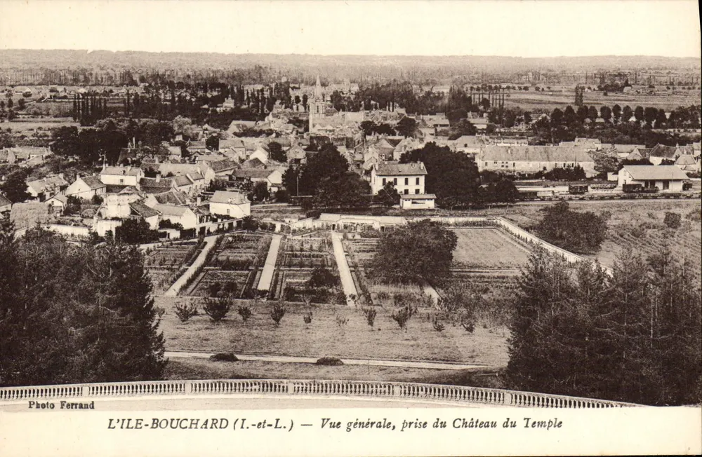 L'ÎLE-BOUCHARD (I.-et-L.) — Allgemeiner Blick, aus dem Schloss des Tempels genommen — Photo Ferrand - Vorderseite