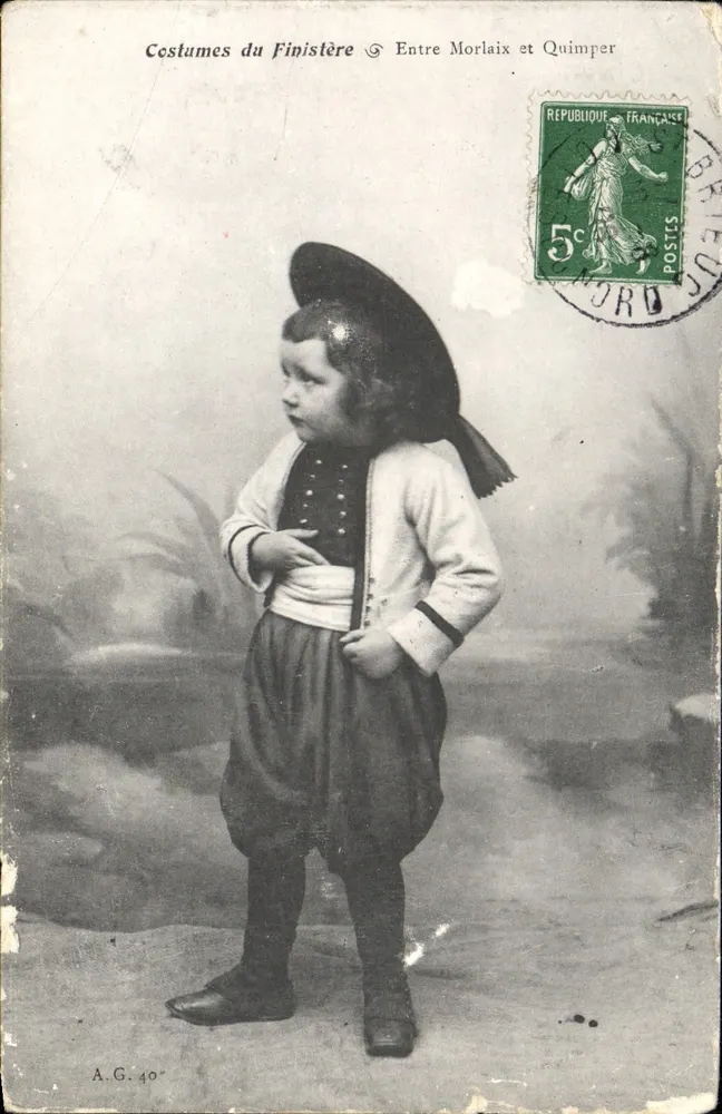 Costumes du Finistère — Enfant en costume traditionnel entre Morlaix et Quimper — A.G. 40 - Vorderseite
