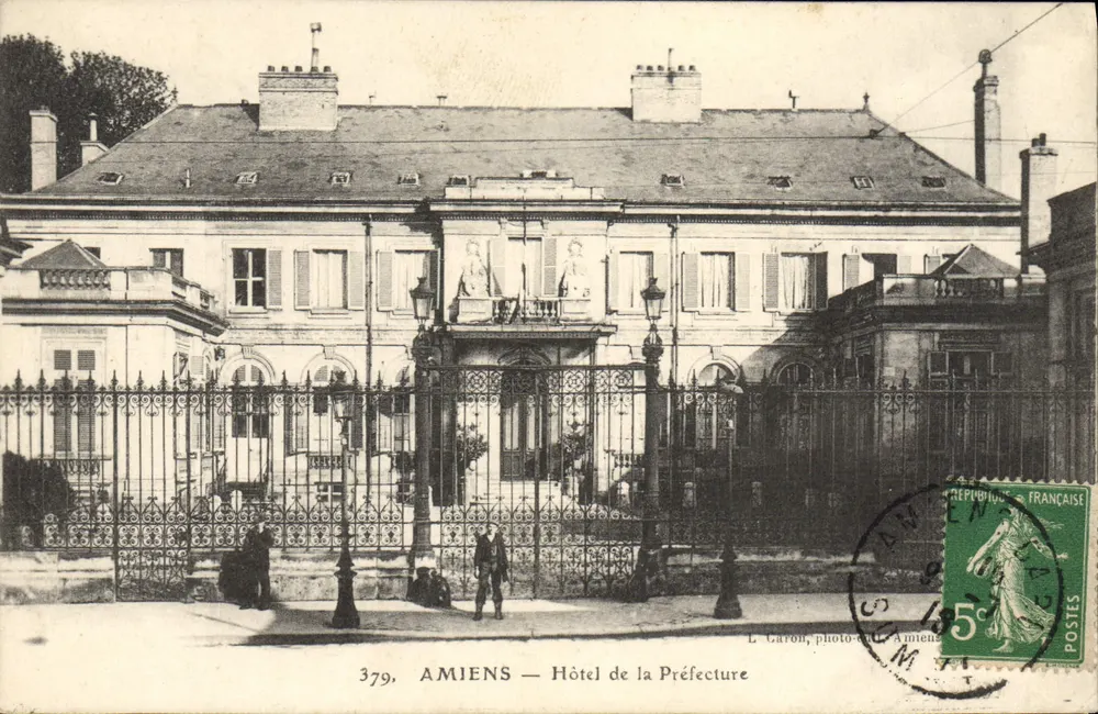 Amiens — Hotel da Prefeitura — L. Caron, fotógrafo-editor, Amiens - Frente