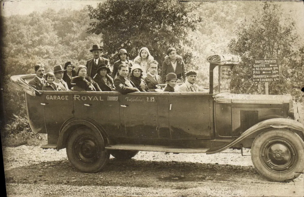 Groupe de touristes dans un véhicule — Garage Royal Lourdes — éditeur imprimeur non visible - Recto