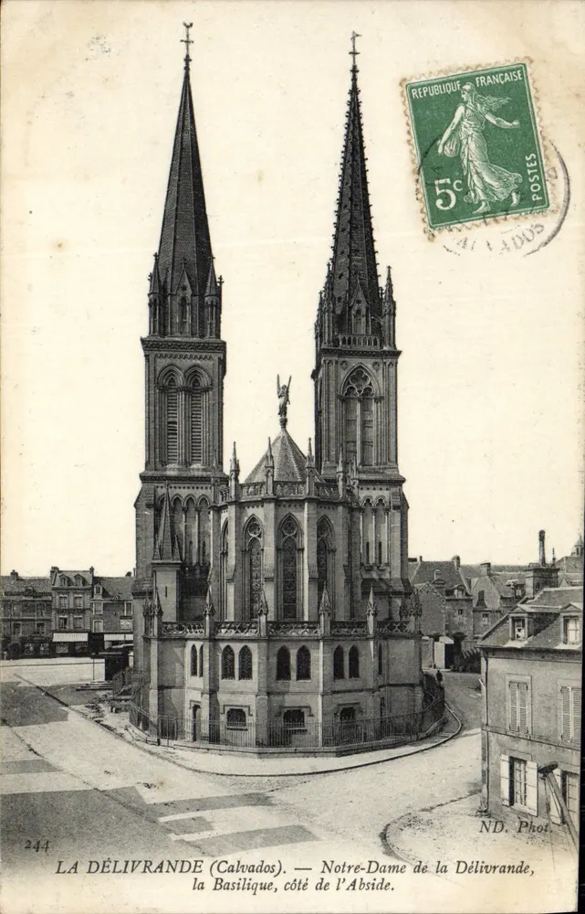 La Délivrande (Calvados) — Notre-Dame de la Délivrande, Seite der Apse — ND. Phot. - Vorderseite