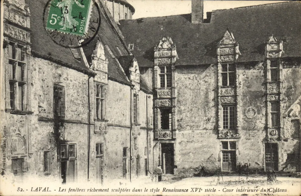 Laval — Le finestre riccamente scolpite nello stile Rinascimentale del XVI secolo — Cortile interno del Castello — Editore: Artédia e Néville, Nantes — N° 82 - Recto