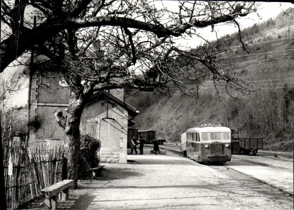 Autorail von Dion und Anhänger mit einem Achsrad, in der Station Florac — Foto von M. Grandguillaume, BVA, n° 570.5 CFD - Vorderseite