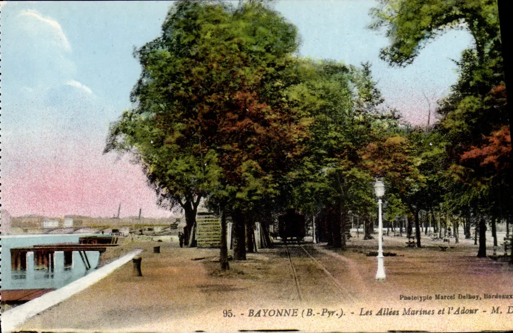 Bayonne (B.-Pyr.) — Die Marineallee und der Adour — Phototypie Marcel Delboy, Bordeaux - Vorderseite