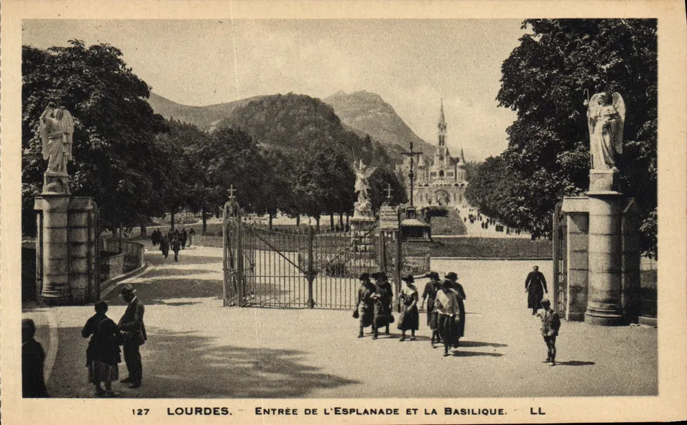Lourdes — Entrada de la Esplanada y la Basílica — LL - Anverso