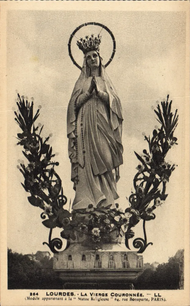 Lourdes — A Virgem Coroada — modelo da estátua religiosa, 64 rue Bonaparte, Paris - Frente
