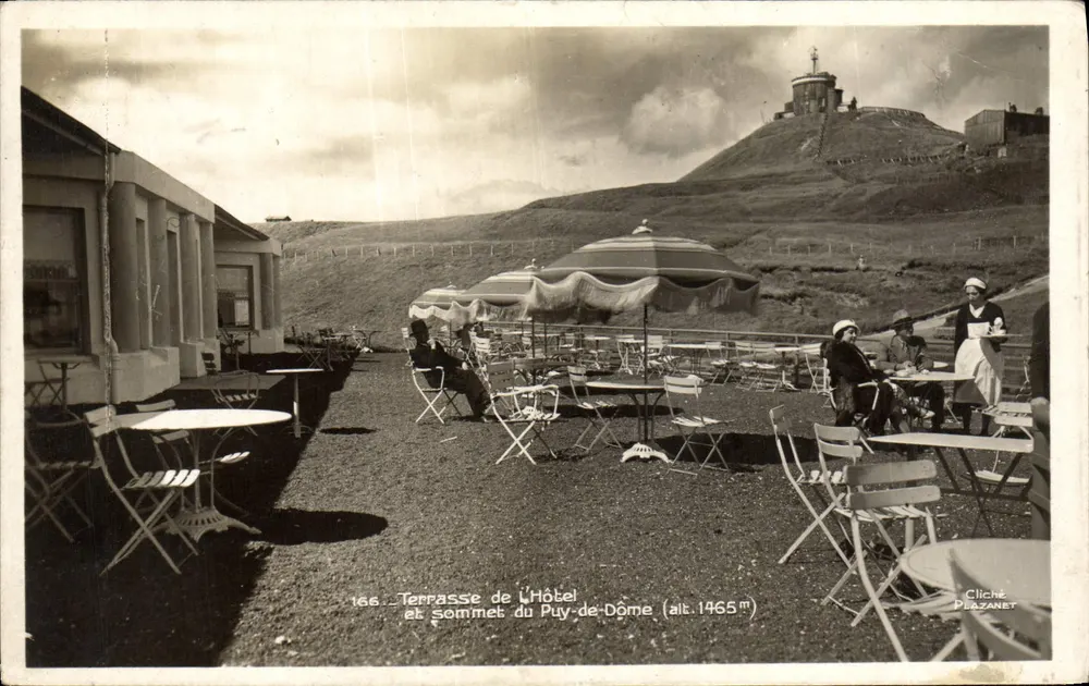 Terrasse des Hotels und Gipfel des Puy-de-Dôme (Höhe 1465 m) — Cliché Plazanet, n° 166 - Vorderseite