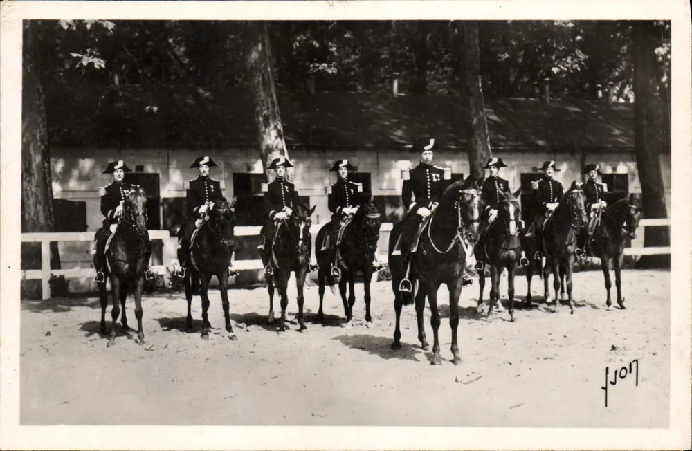 Saumur (Maine-et-Loire) — Eine Gruppe Reiter der Kavallerieschule — J. Fison - Vorderseite