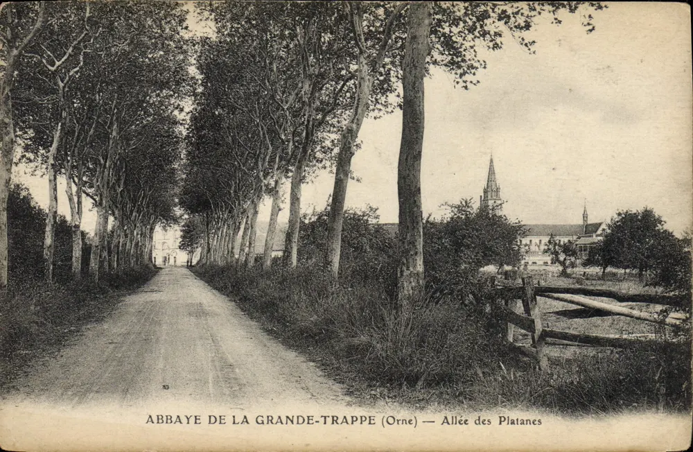 Abtei La Grande-Trappe (Orne) — Allee der Platane - Vorderseite